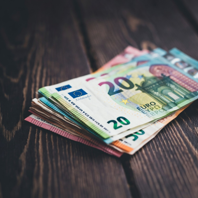 Kaip per mėnesį sutaupyti 100 eurų?